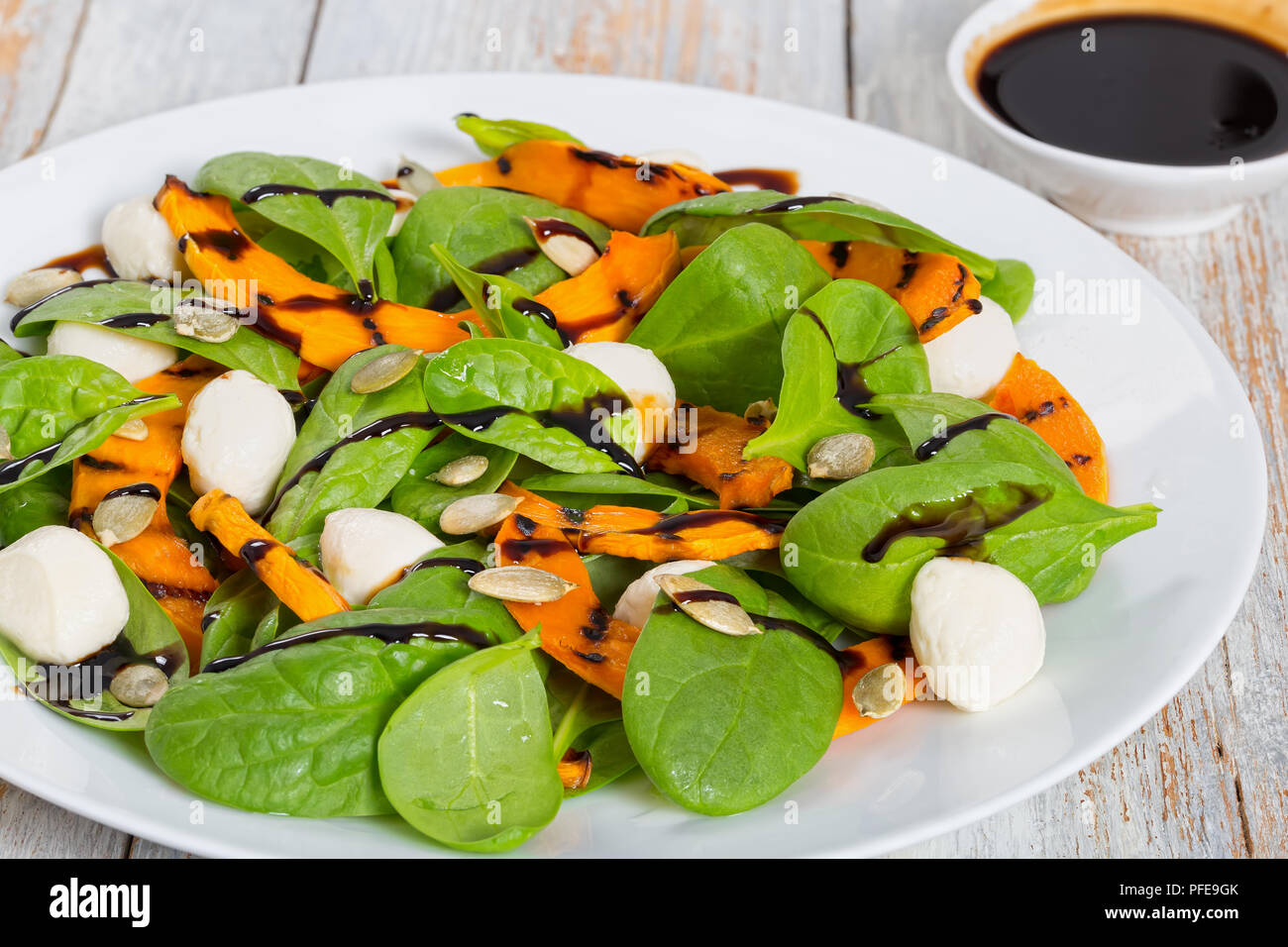 Holzkohlegrill Kürbis, mini Mozzarella und Spinat herbst Salat, gewürzt ...