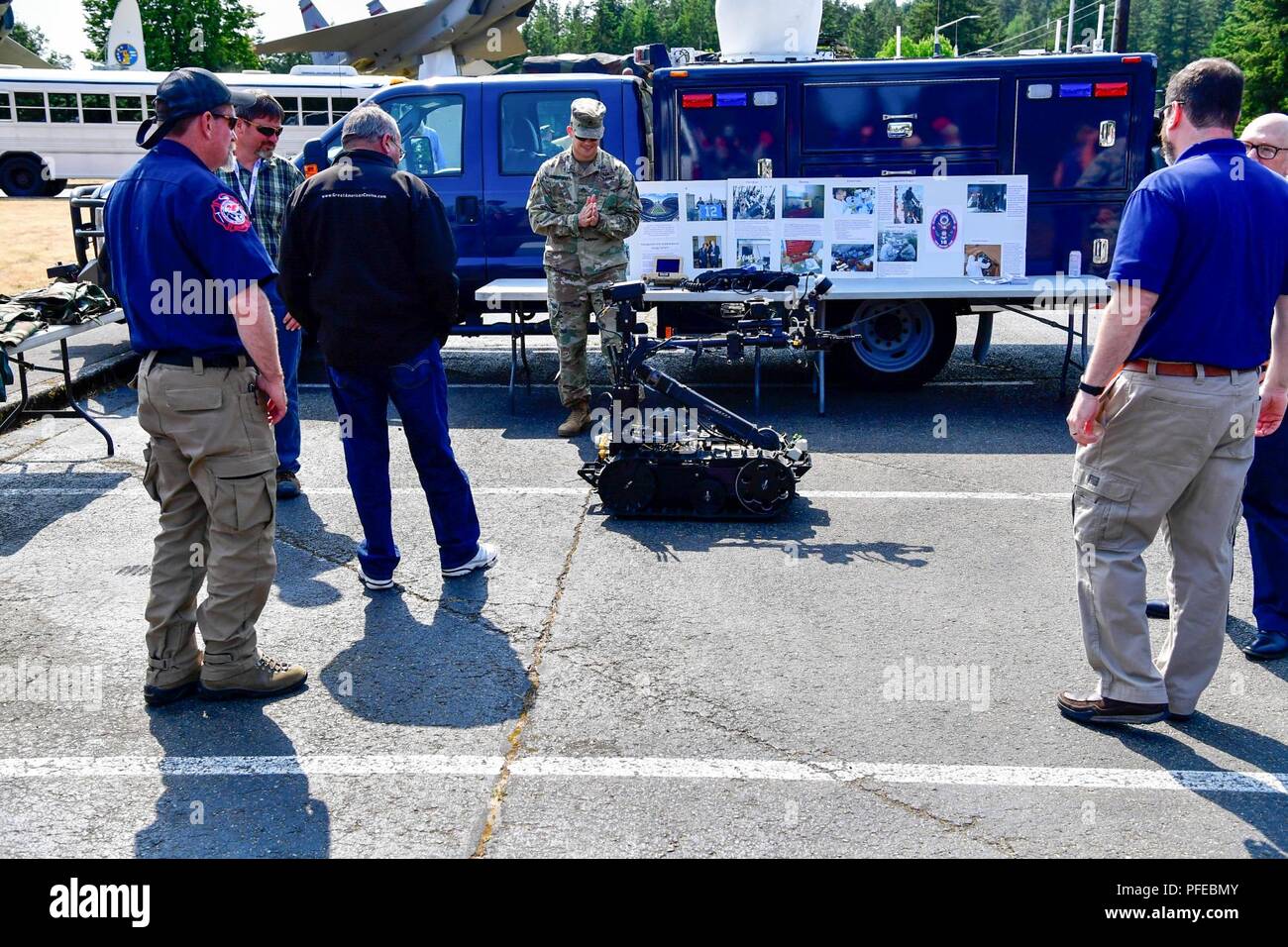 Als Teil der Arbeitgeber Unterstützung des Schutzes und der Reserve (ESGR) Bosslift Programm, zivilen Arbeitgeber sprechen Sie mit 10 zivilen der Washington National Guard Support Team über ihre specialzied Ausrüstung zur Identifikation und vermuteten Massenvernichtungswaffen Gefahren beurteilen, 6. Juni 2018. Stockfoto