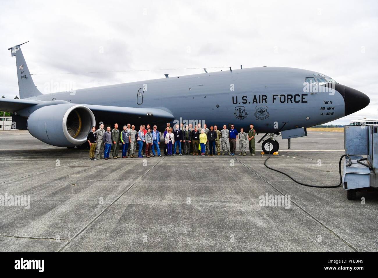 Als Teil der Arbeitgeber Unterstützung des Schutzes und der Reserve (ESGR) Bosslift Programm, von der Washington Air National Guard 141 Luftbetankung Flügel flog zivilen Arbeitgeber auf KC-135 s, wo Sie F-15s aus der 142 Fighter Wing, California Air National Guard erlebt, Juni 7, 2018 betankt. Stockfoto