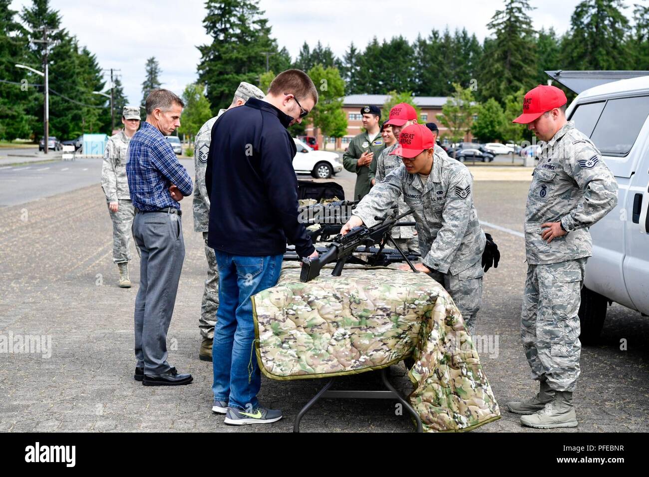 Als Teil der Arbeitgeber Unterstützung des Schutzes und der Reserve (ESGR) Bosslift Programm, zivilen Arbeitgeber interagieren mit dem seiner 627 Air Base Combat Arms Training und Wartungspersonal (CATM) Juni 7, 2018. Stockfoto