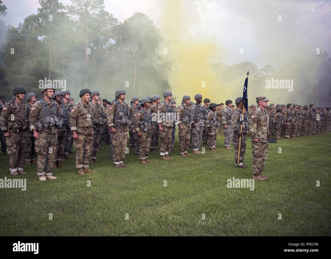 U.S. Army National Guard Officer Kandidaten aus Florida, Georgia, North Carolina, Puerto Rico und South Carolina beginnen Phase 1 ihrer Führung Ausbildung bei McCrady Training Center, der Eastover, SC auf Juni 2nd, 2018. Phase 1 der Officer Candidate School ist eine intensive 2-Wochen der Ausbildung, das Lernen im Klassenzimmer, Entwicklung von Führungsqualitäten und Feld Taktiken Anweisung, während sie Kandidatinnen in simulierten stressigen Bedingungen. Es ist der Beginn der Officer Leadership Journey und erfordert Engagement, Ausdauer, Motivation, Belastbarkeit und Flexibilität. Stockfoto