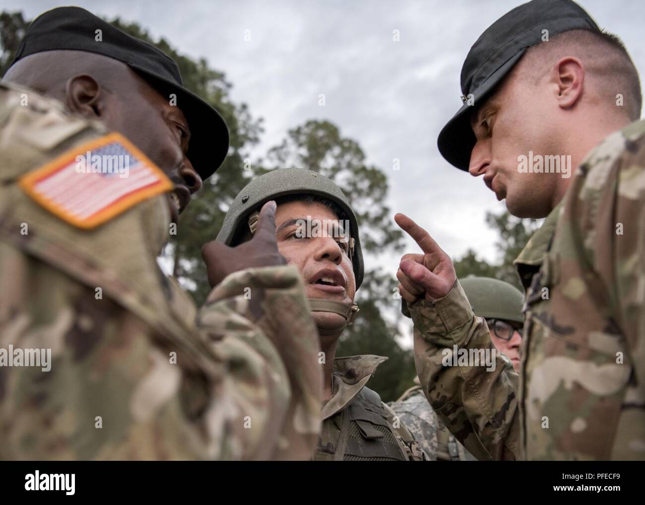 U.S. Army National Guard Officer Kandidaten aus Florida, Georgia, North Carolina, Puerto Rico und South Carolina beginnen Phase 1 ihrer Führung Ausbildung bei McCrady Training Center, der Eastover, SC auf Juni 2nd, 2018. Phase 1 der Officer Candidate School ist eine intensive 2-Wochen der Ausbildung, das Lernen im Klassenzimmer, Entwicklung von Führungsqualitäten und Feld Taktiken Anweisung, während sie Kandidatinnen in simulierten stressigen Bedingungen. Es ist der Beginn der Officer Leadership Journey und erfordert Engagement, Ausdauer, Motivation, Belastbarkeit und Flexibilität. Stockfoto