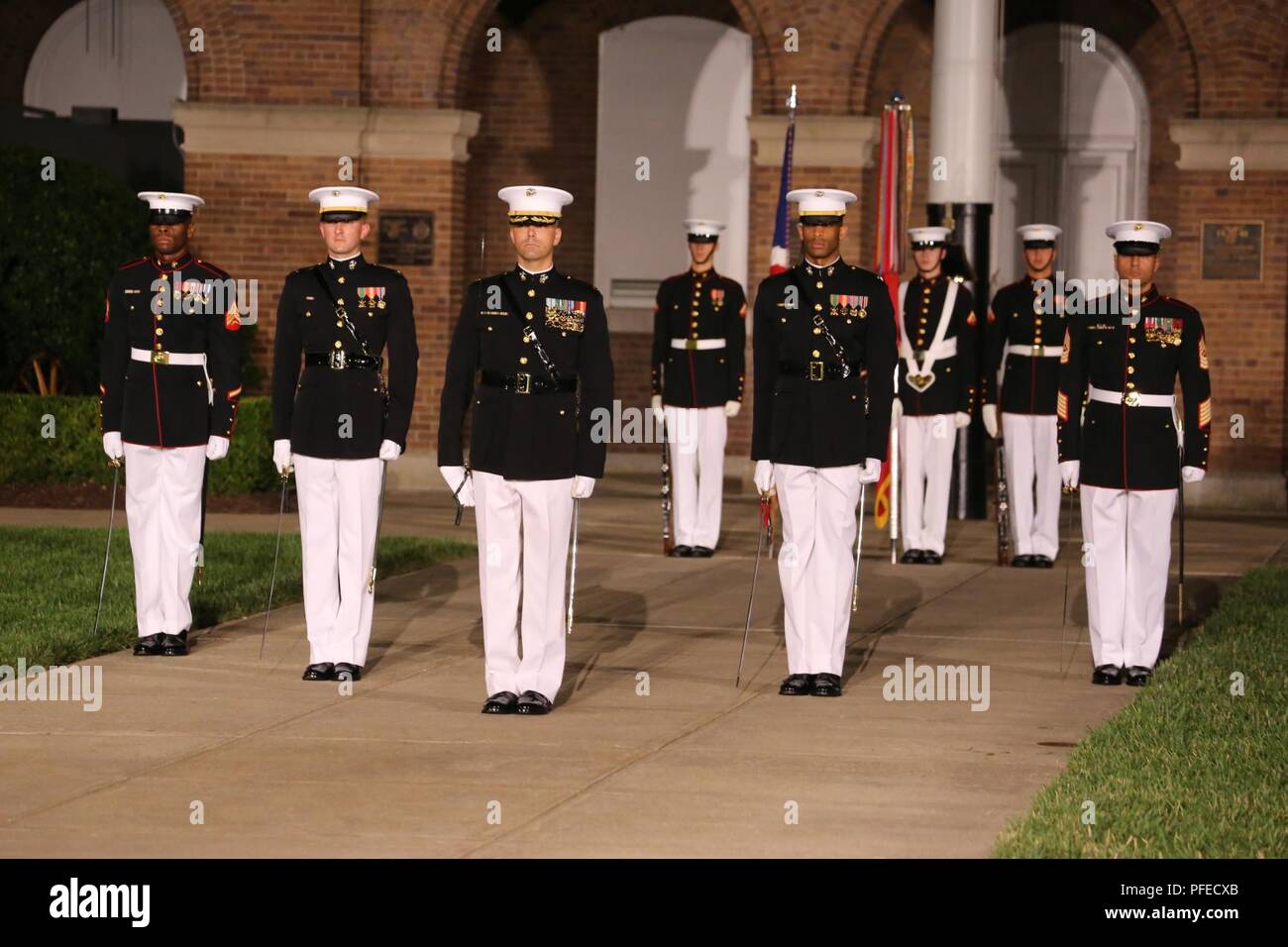 Die Marine Barracks Washington Parade marschiert Mitarbeiter stehen an einem zeremoniellen Position auf Zentrum während der Freitag Abend Parade in der Kaserne, 1. Juni 2018. Das hosting Offizielle für die Parade war Generalleutnant Rex McMillian, Kommandierender General, Marine Reserve und Marine Nord, und der Ehrengast war pensionierte Generalleutnant Robert M. Shea, Vorsitzender des Marine Spielwaren für Tots Stiftung Vorstand und Präsident und CEO der Streitkräfte Kommunikation und Electronics Association. Stockfoto