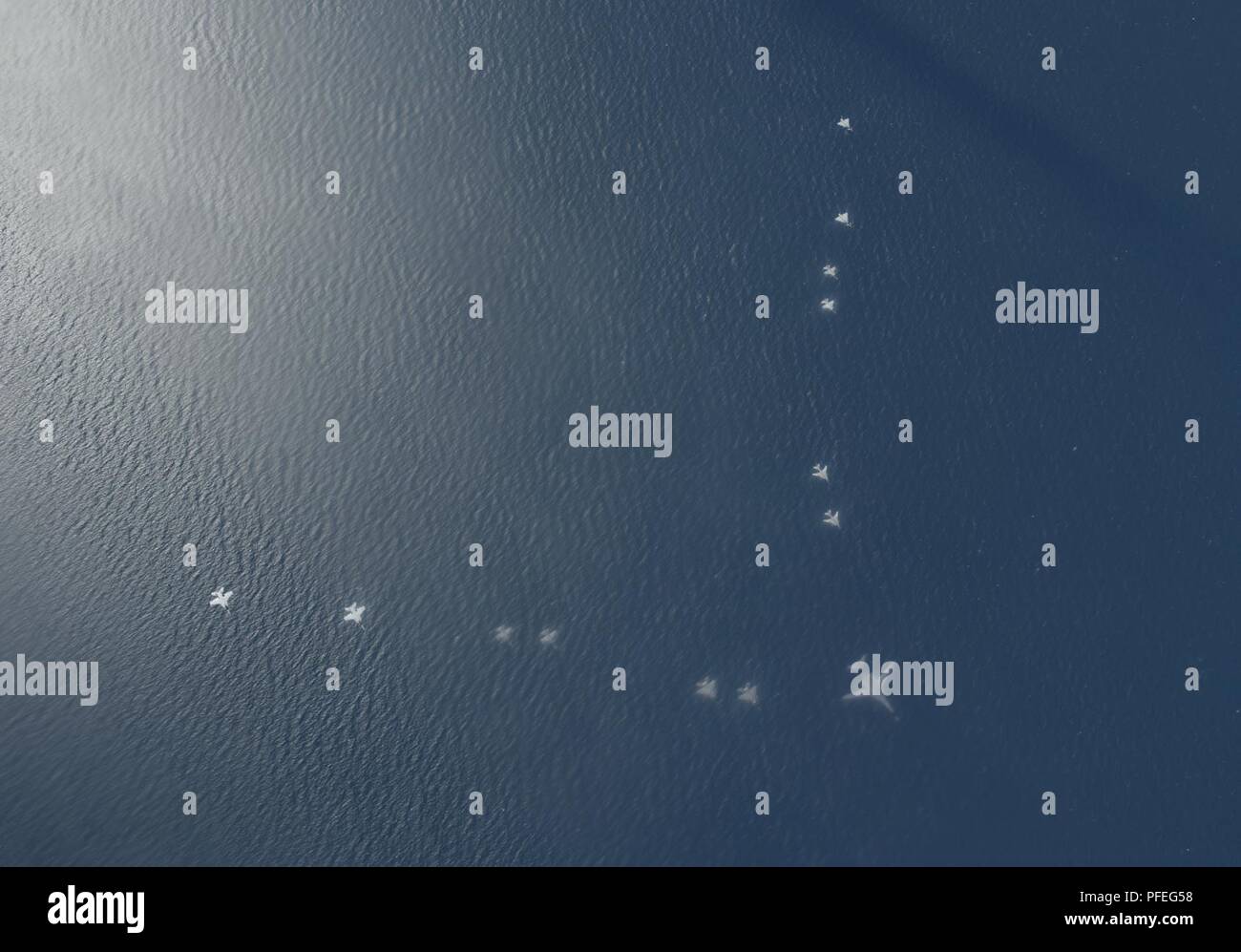 Us-amerikanische, spanische und polnische militärische Flugzeuge fliegen in einer Formation mit hoher Geschwindigkeit über die Ostsee während der Übung BALTOPS Baltic Operations (2018), 5. Juni 2018. BALTOPS erhöht die Flexibilität und Interoperabilität zwischen Alliierten und Partner Nationen kombiniert Funktionen zu stärken sowie Demonstrieren internationale Lösung zur Gewährleistung der Stabilität in und gegebenenfalls verteidigen, der Ostseeregion. Stockfoto