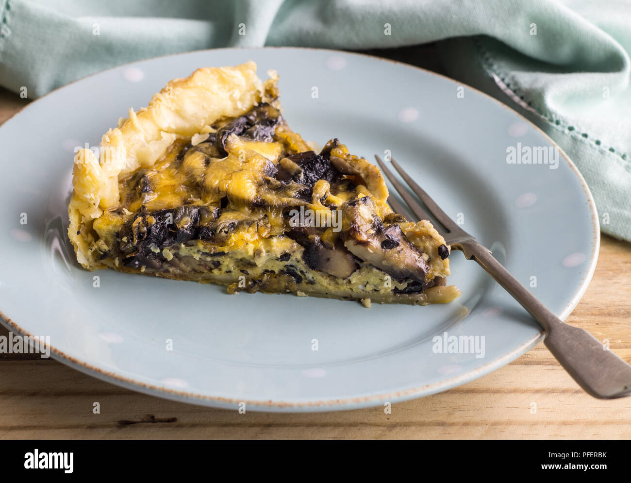 Pilz tart Slice schließen bis auf Teller mit Gabel - Mushroom pie Stück Hintergrund - Pilz quiche Slice Stockfoto