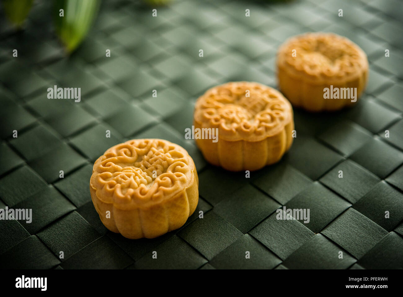 Traditionelle Mondkuchen ist an Freunde oder Familie während Mondfest angeboten. Die chinesischen Zeichen auf der mooncake repräsentieren 'Lotus einfügen" in De Stockfoto