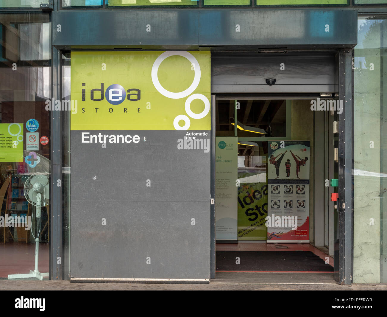 Eingang der Idea Store Whitechapel, einem lokalen Bibliothek, von David Adjaye 2005 Architektur. Stockfoto