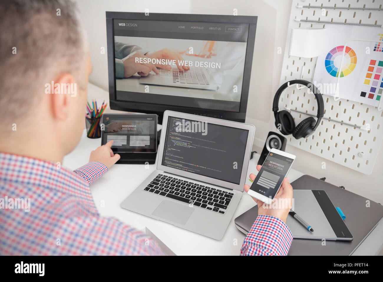 Designer arbeiten an Reaktionsschnelle web design Projekt. Web Entwickler und Programmierer arbeiten im Büro mit modernen Geräten auf dem Schreibtisch Stockfoto