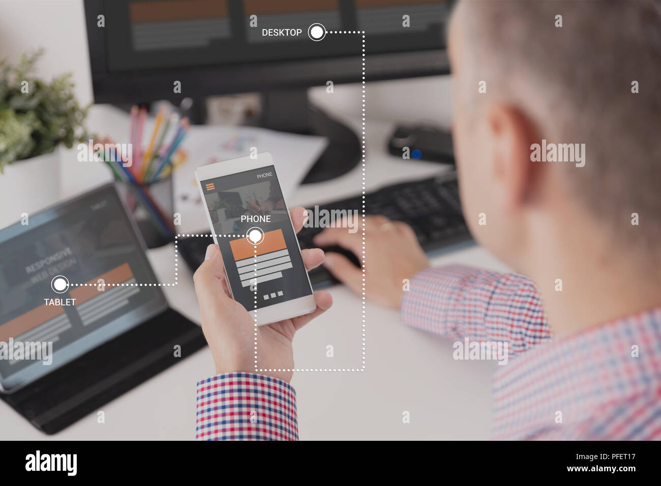 Designer arbeiten an Reaktionsschnelle web design Projekt. Web Entwickler und Programmierer arbeiten im Büro mit modernen Geräten auf dem Schreibtisch Stockfoto