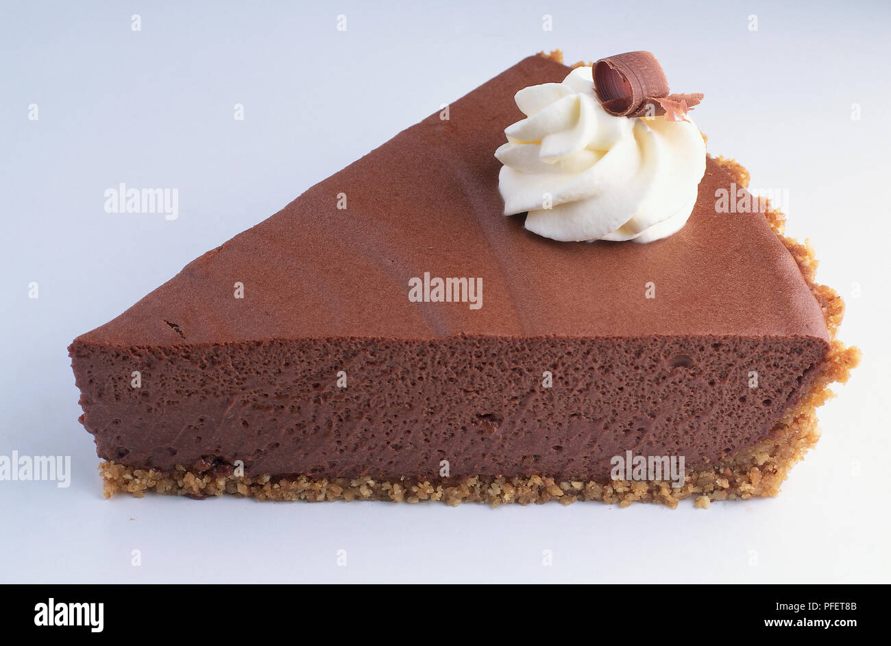 Ein Stück Schokolade Kuchen mit cremefarbenen Tönen gehalten. Stockfoto