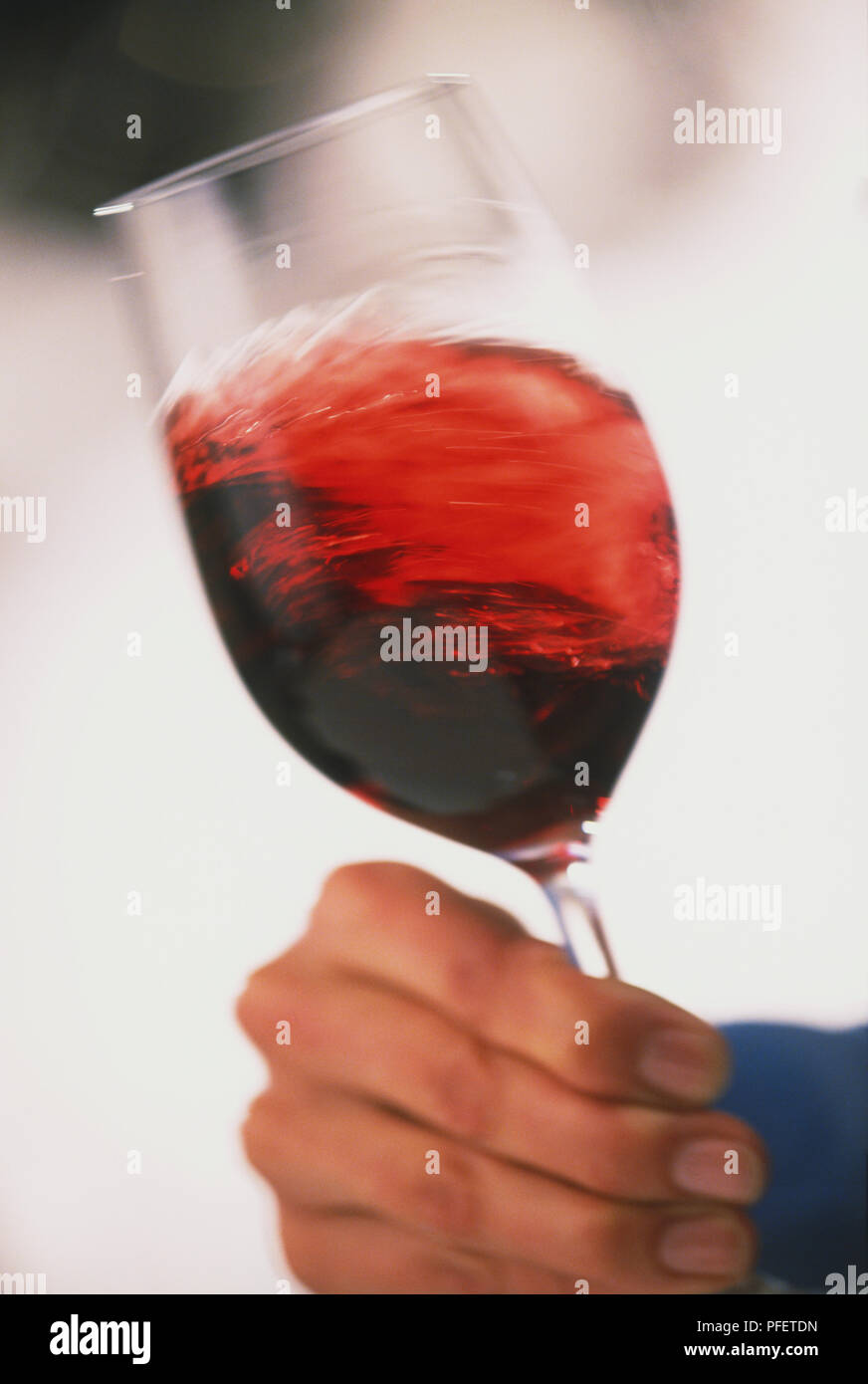 Ein Glas Rotwein verwirbelt wird. Stockfoto