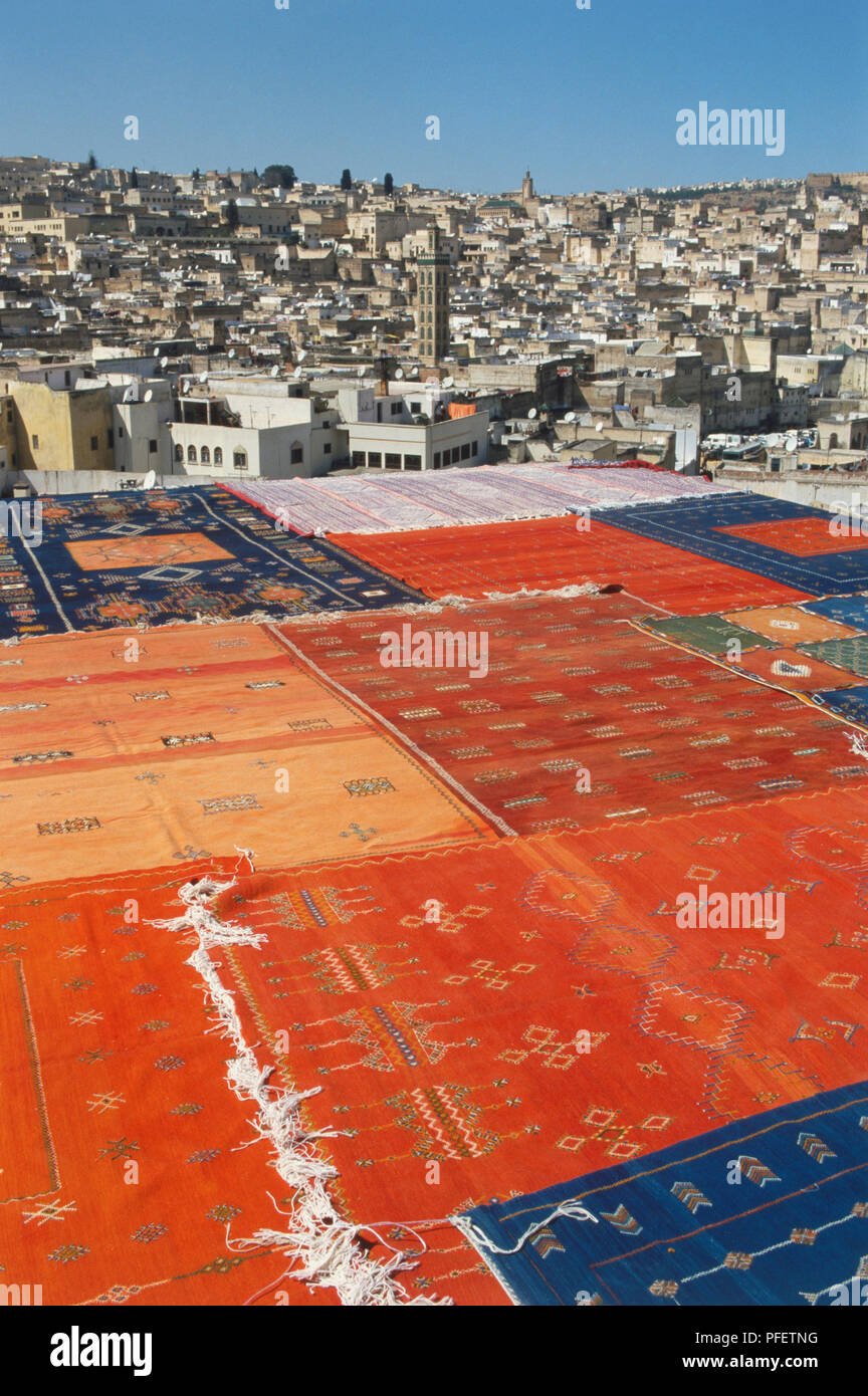 Nordafrika, Marokko, Fes, roten und blauen Teppichen ausgebreitet auf der Terrasse in Medina, Blick über die Dächer, Nahaufnahme, hohe Blickwinkel betrachten. Stockfoto