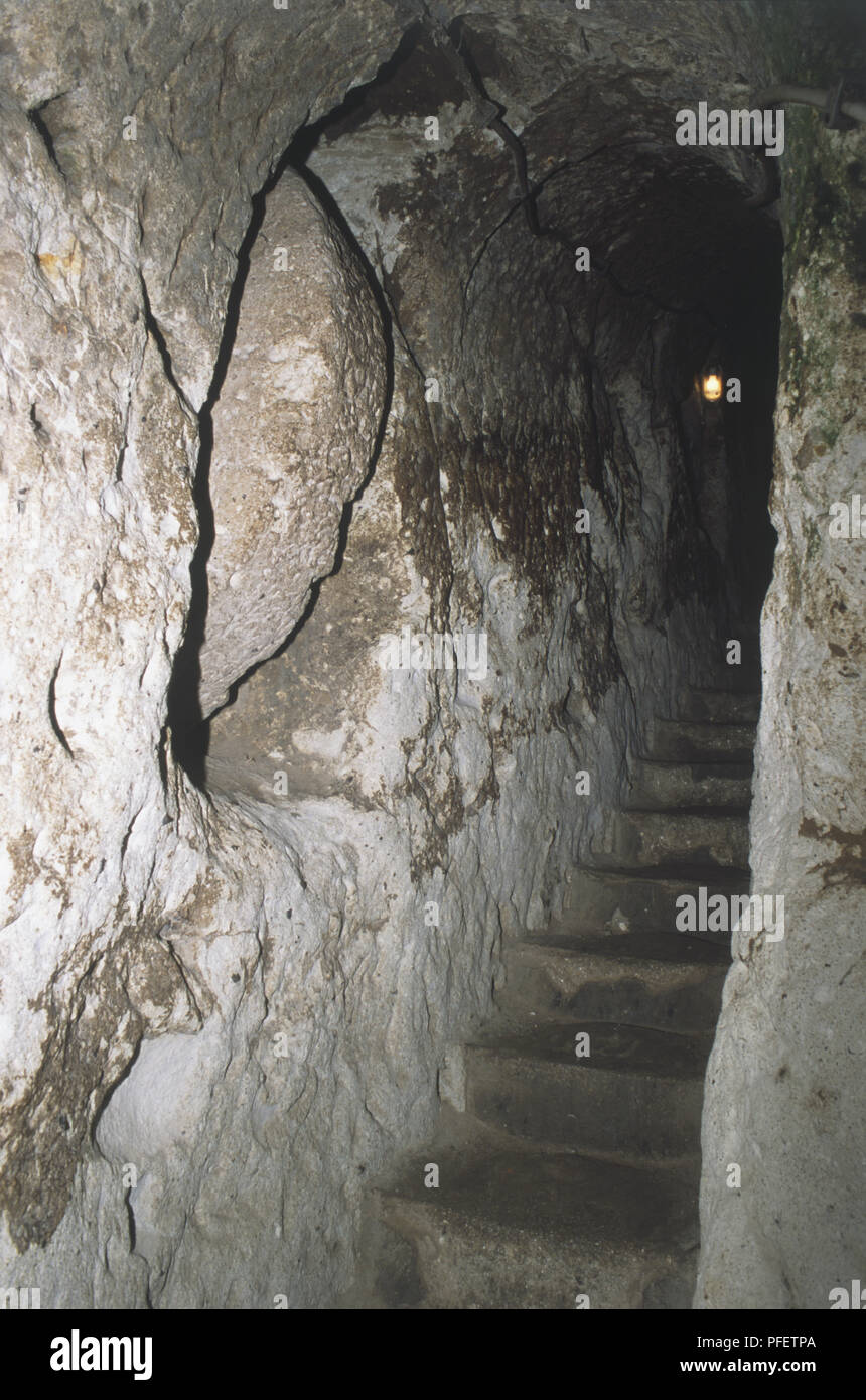 Die Türkei, Anatolien, Kappadokien, Nevsehir, Derinkuyu (Tiefe), Durchgang angezeigt Mühlstein Tür in der Wand eingelassenen Stockfoto