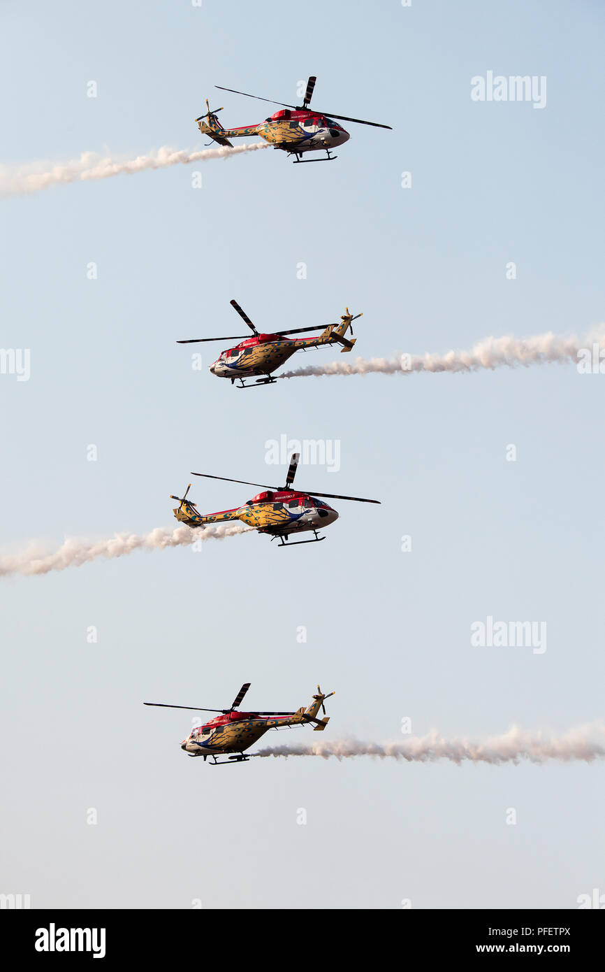 Das Bild der Dhruv Hubschrauber während eines der Kunstflug Anzeige an Aero India show in bei Yelahanka gesehen Stockfoto