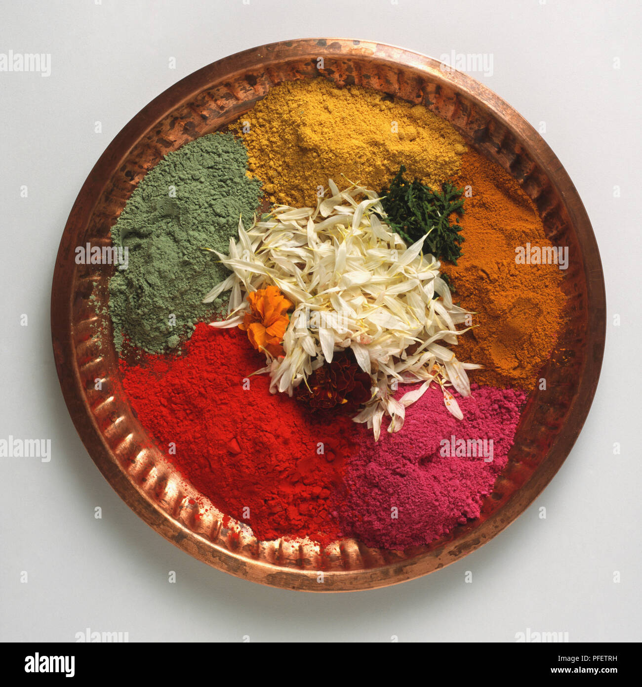 Indien, bunte Farbe Pulvern und Blüten für Holi Festival auf Messing verwendet wird. Stockfoto