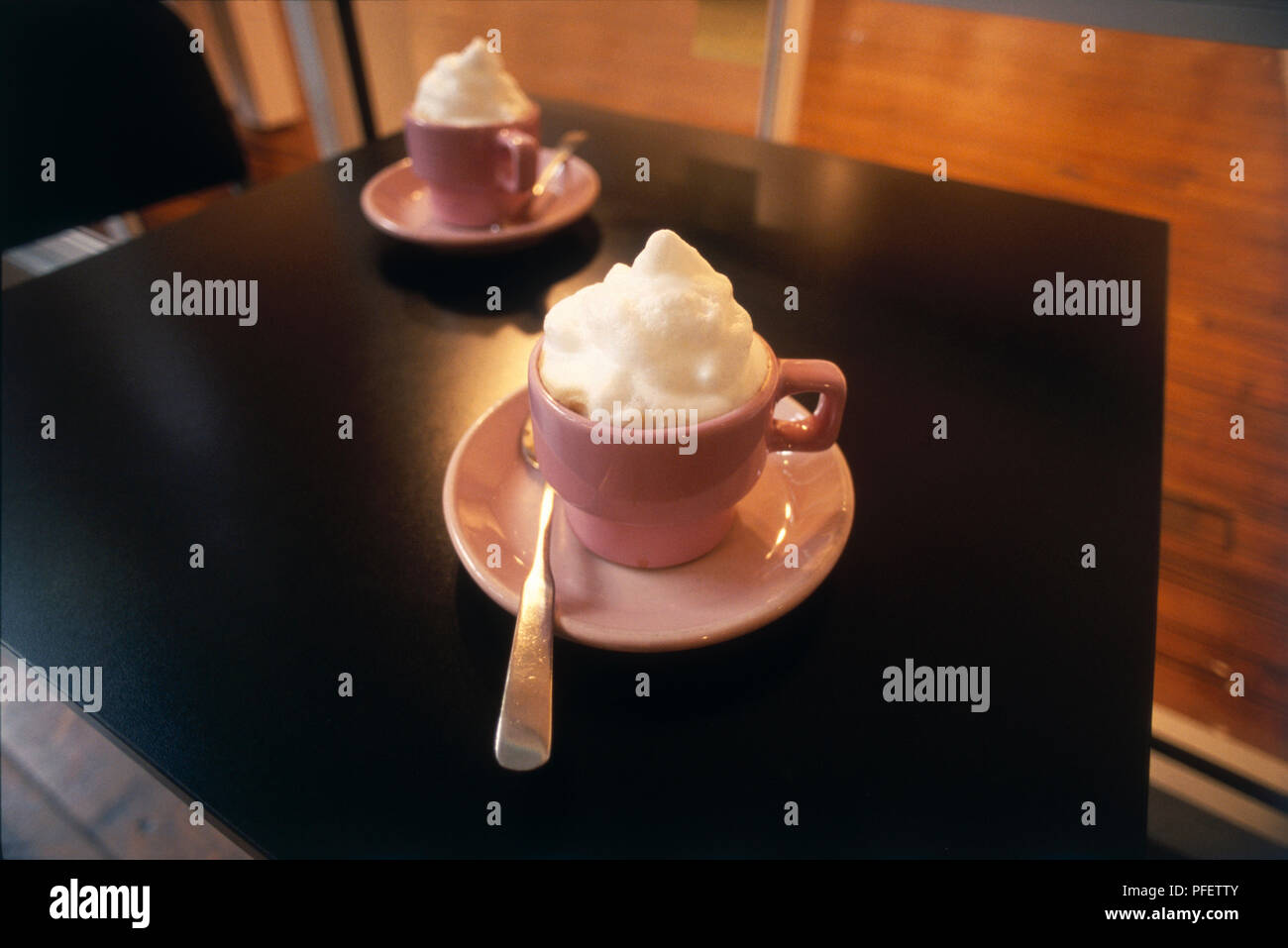 USA, Massachusetts, Boston, Caf? 300, Cappuccino auf Schwarz - erstklassige Holztisch. Stockfoto