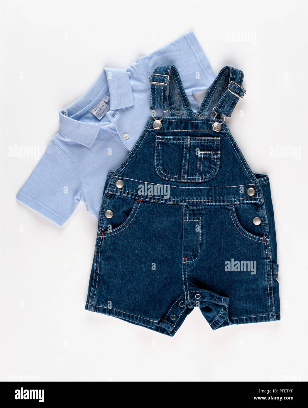 Kinder Kleidung, Baby Latzhose mit Hellblau t-shirt. Stockfoto