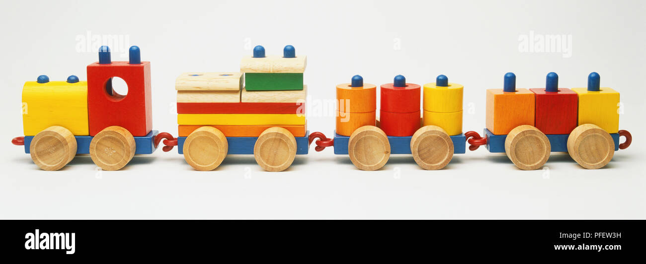Holzspielzeug Zug bestehend aus Motor und drei Waggons Stockfoto