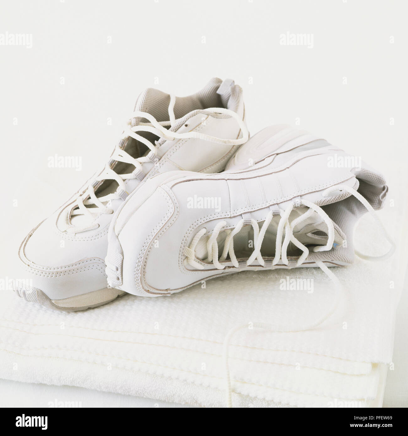 Paar weiße Trainer Stockfoto