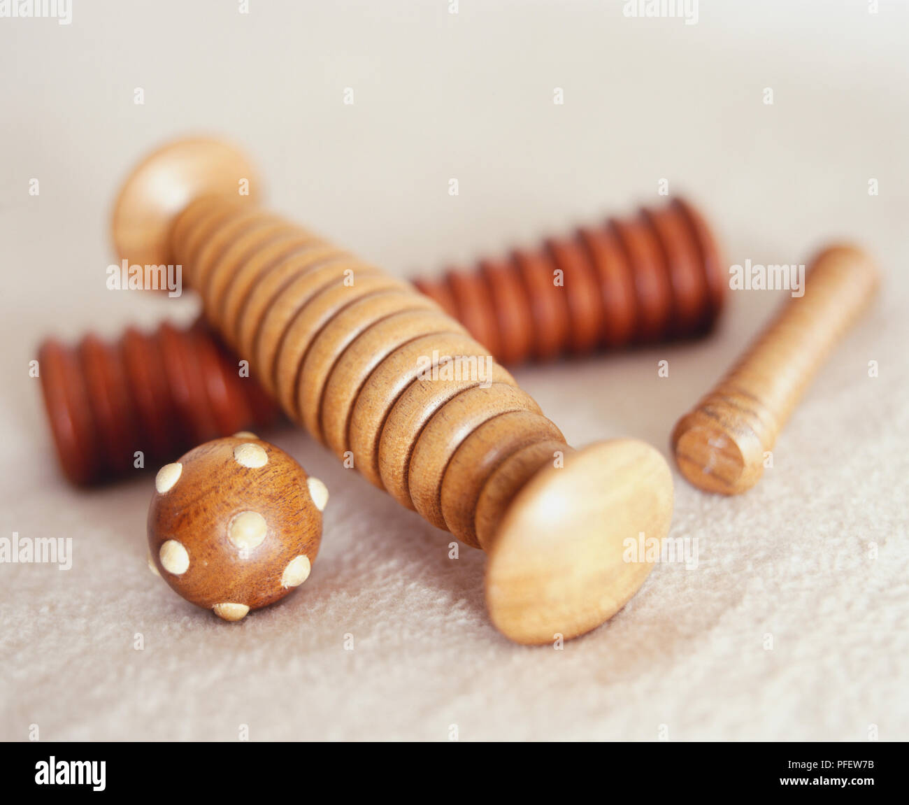 Hand- und Fuß-Tools zur Selbsthilfe, die in der Vielzahl von Formen, einschließlich zylindrische Fuß rollen und Pendelrollenlager, allmählich Defokussierten, close-up. Stockfoto