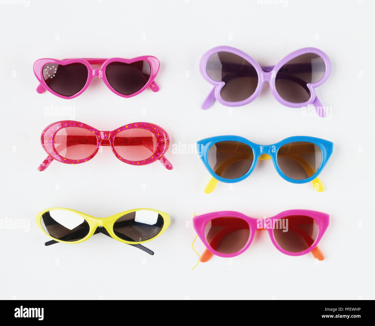 Auswahl von Sonnenbrillen, einschließlich Herz und Schmetterling Form Stockfoto