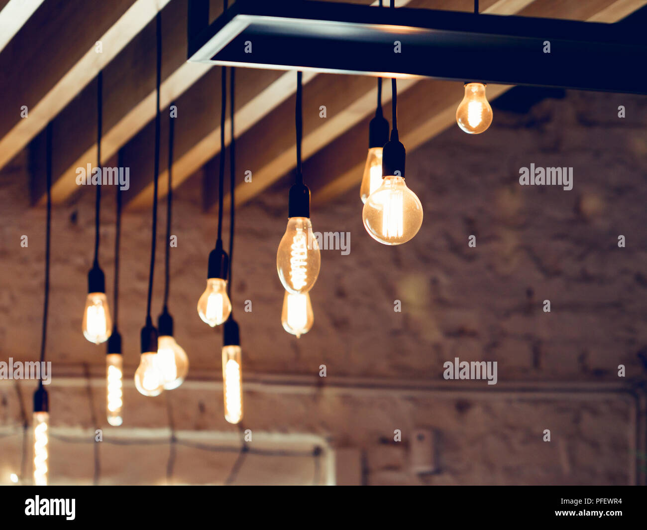 Vintage hängenden Lampen an der Decke in einem Dachboden Stockfotografie -  Alamy