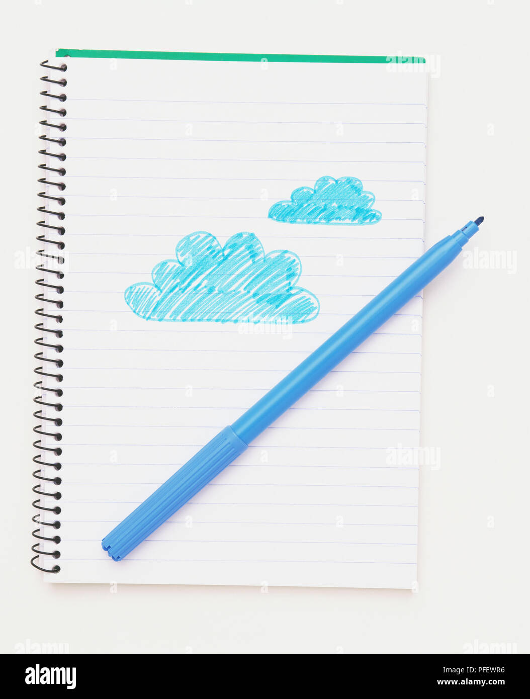 Blau cartoon Wolken in gesäumt Notebook gezeichnet, blauen Filzstift, die auf der Oberseite, in der Nähe Stockfoto