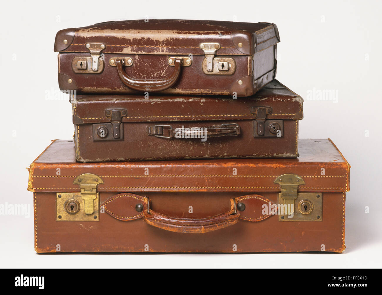 Drei abgenutzt aus braunem Leder Koffer übereinander gestapelt, Vorderansicht Stockfoto