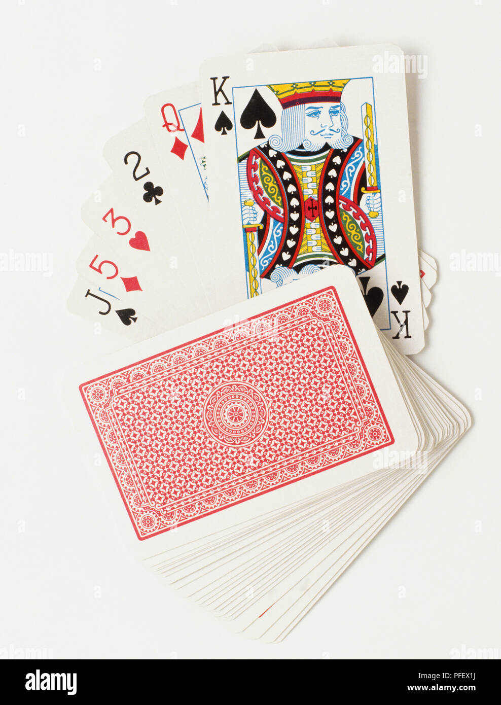 Kartenspiel und eine Hand aus fünf Karten, in der Nähe Stockfoto