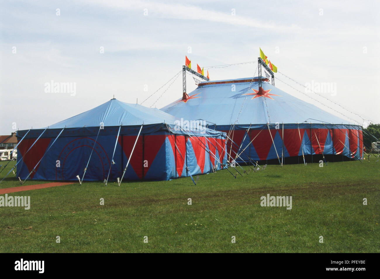 Zirkus Zelt in einem Feld Stockfoto