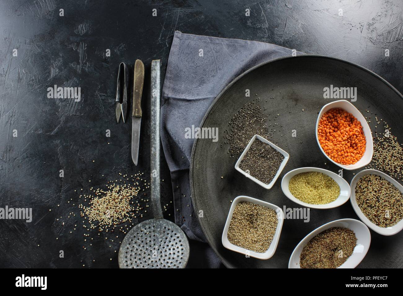 Super Essen in Schüsseln auf dunklem Boden Stockfoto