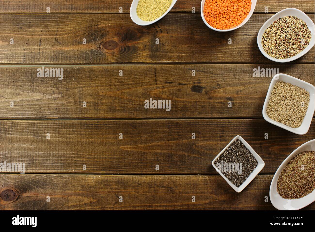 Super-Essen in Schalen auf Holz Stockfoto