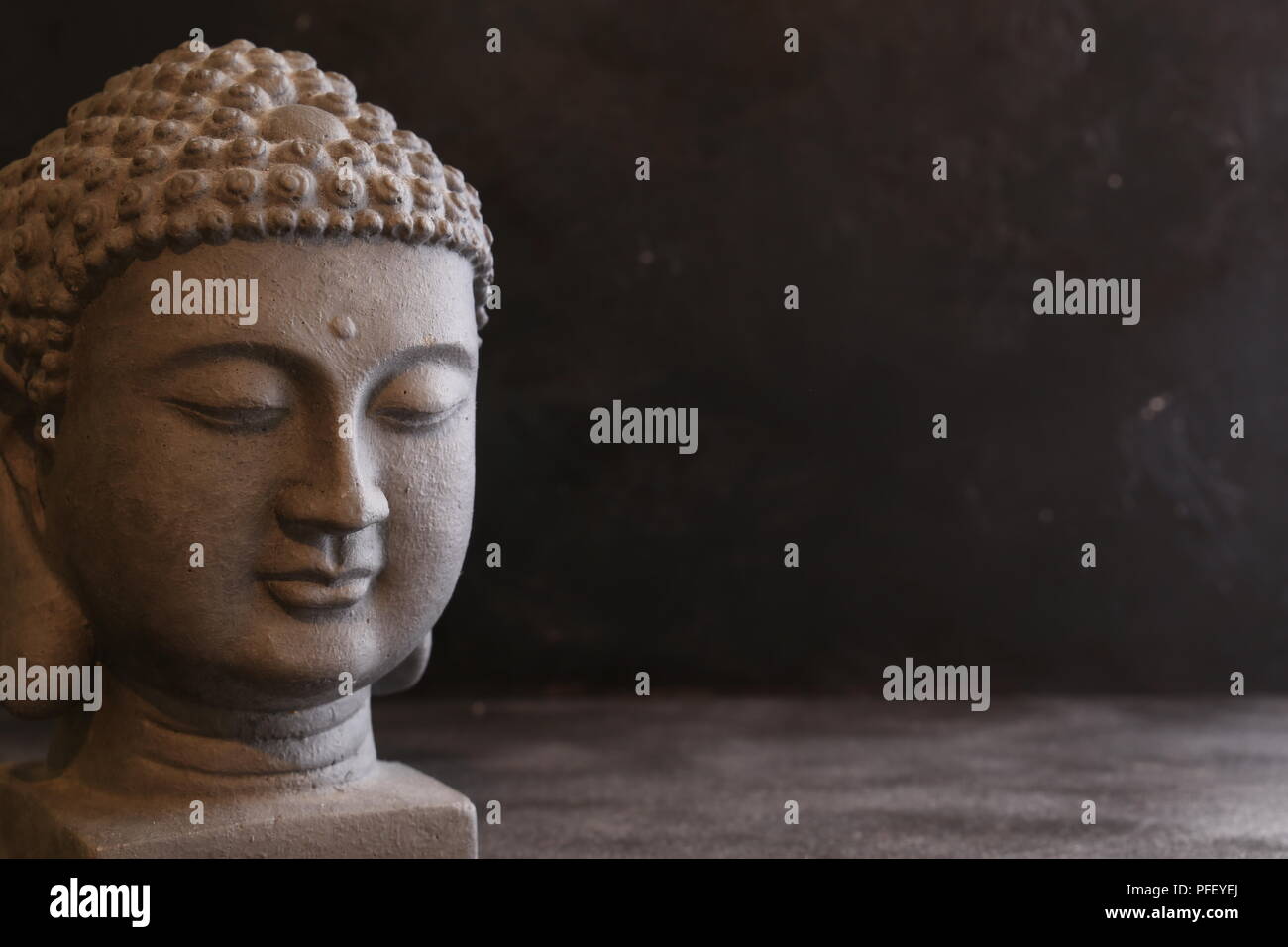 Buddha Zen, religiöse Konzept auf dunklem Boden Stockfoto