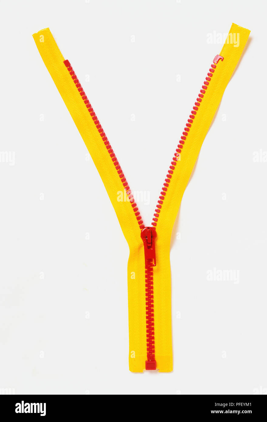 Eine gelbe und rote Zip, halb nach unten gezogen, und ein gelber Yoyo Stockfoto