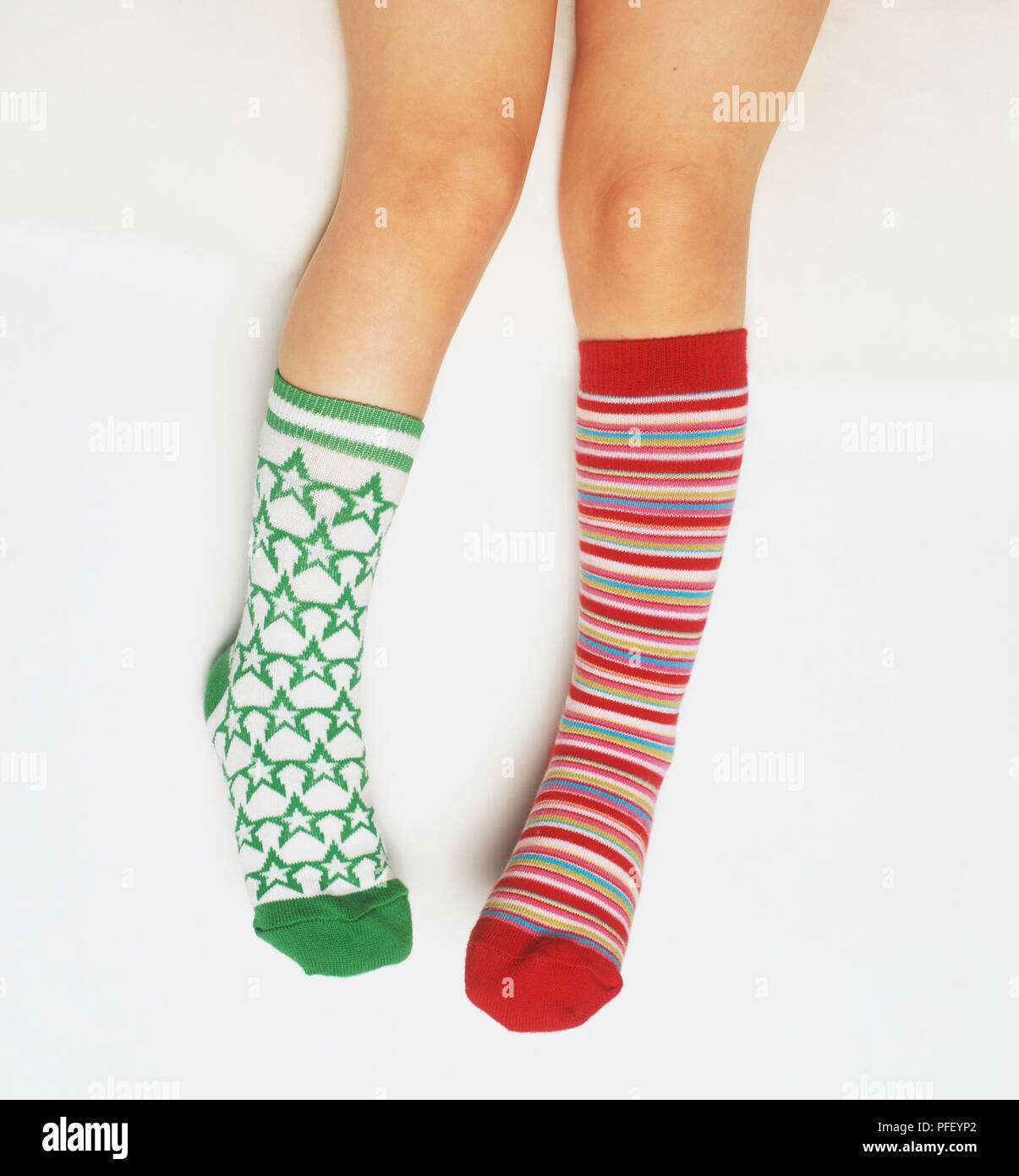 Kind tragen zwei verschiedene Socken Stockfotografie - Alamy