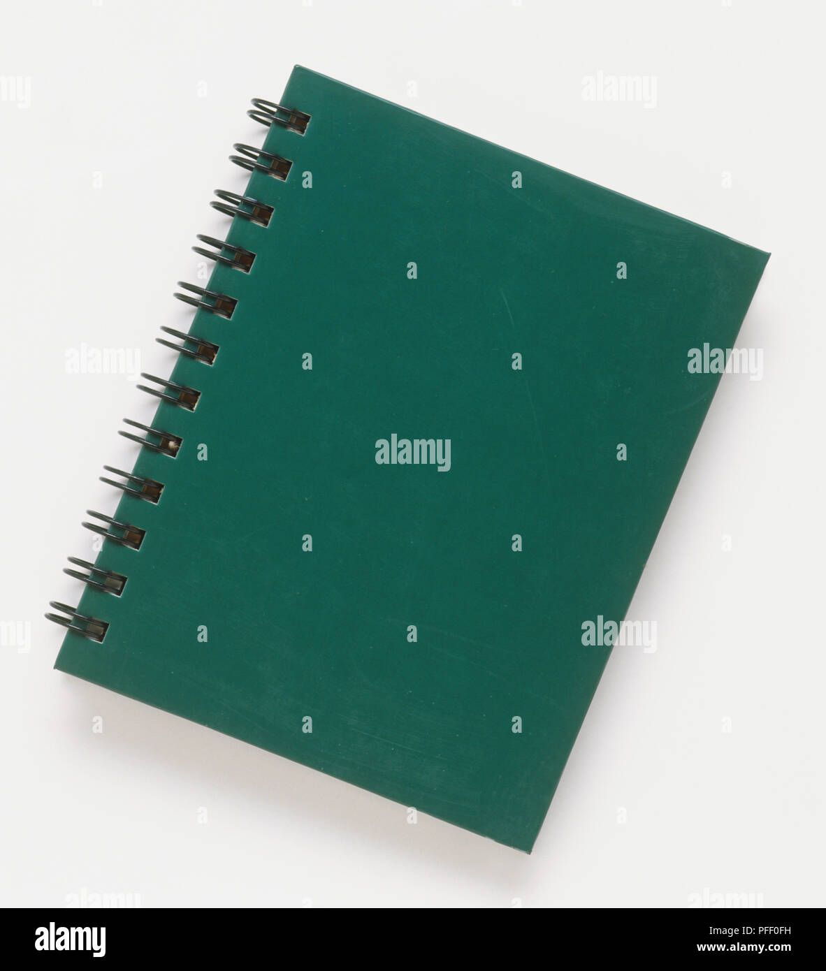 Spirale gebundenes Notizbuch mit grünem Deckel, geschlossen Stockfoto