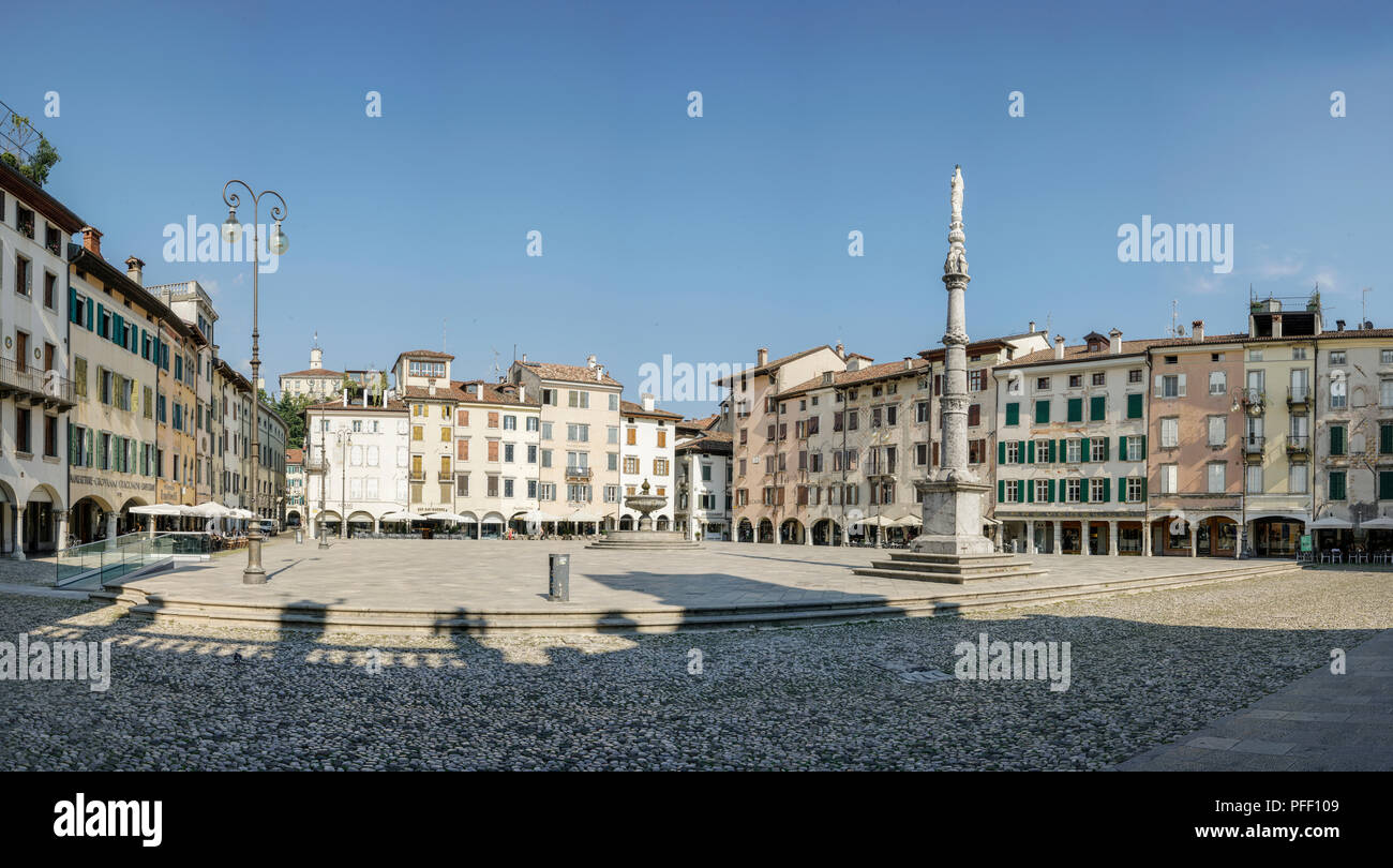 Einen Panoramablick auf Giacomo Matteotti Platz in Udine, Italien Stockfoto