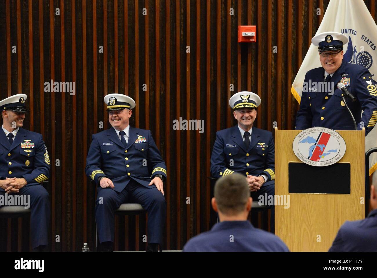 Command Master Chief Petty Officer James Bach gibt seiner Rede während des 9. Bezirks Ändern der Küstenwache-von-watch Zeremonie in Cleveland, Ohio, Juni 6, 2018. Master Chief Petty Officer Jahmal Pereira (links) übernahm die Watch von Bach. Stockfoto