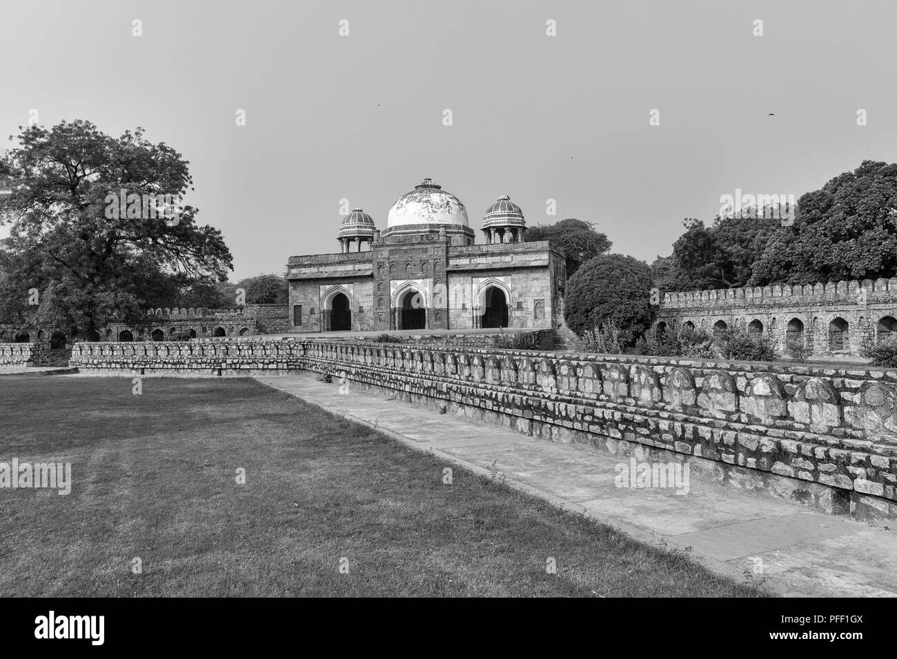 Neu Delhi, Indien - 17. September 2015 eine Ansicht von Isa Khan Niyazi Moschee aus der Inneren Mauer.. Stockfoto