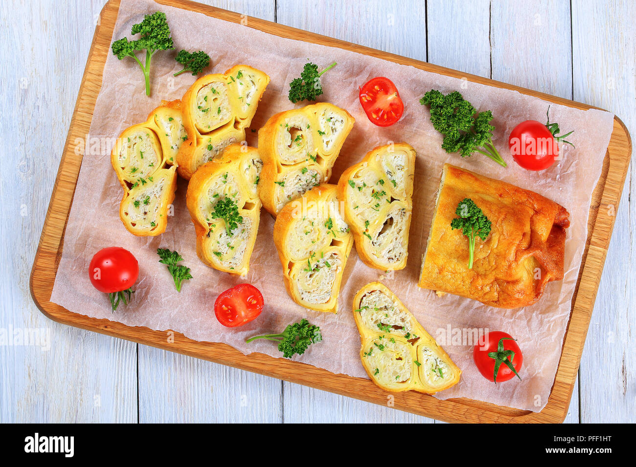 Gerösteten Fladenbrot Wraps mit Hackfleisch Huhn Fleisch und Käse in Scheiben geschnitten auf Schneidebrett mit frischer Petersilie und Tomaten gefüllt, close-up Stockfoto