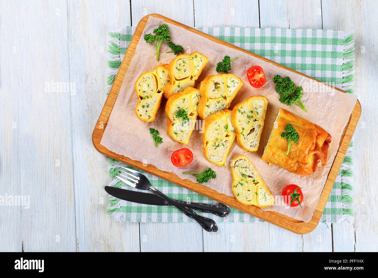 Gerösteten Fladenbrot Wraps mit Hackfleisch Huhn Fleisch und Käse in Scheiben geschnitten auf Schneidebrett mit frischer Petersilie und Tomaten gefüllt, close-up Stockfoto