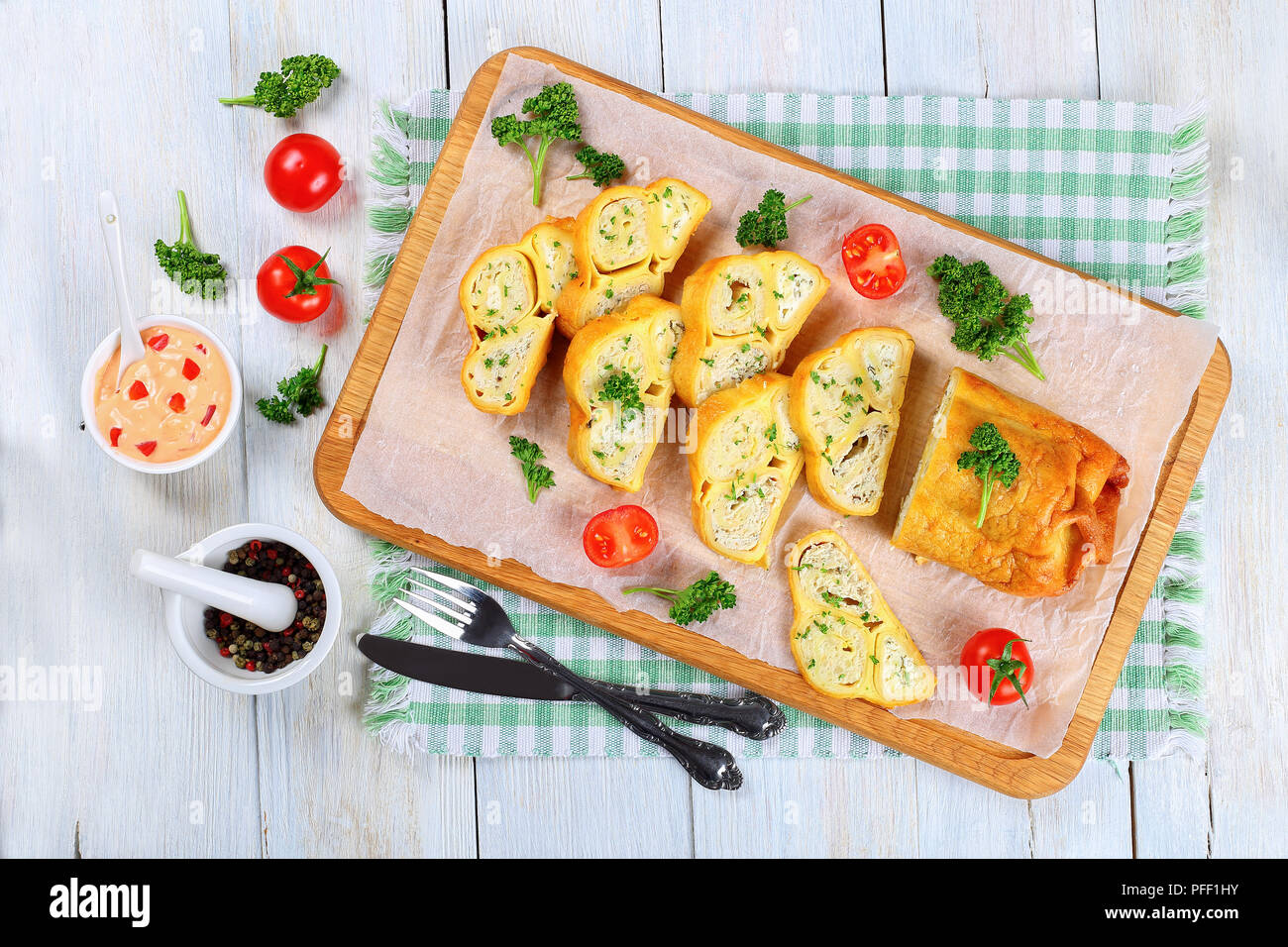 Gerösteten Fladenbrot Wraps mit Hackfleisch Huhn Fleisch und Käse in Scheiben geschnitten auf Schneidebrett mit frischer Petersilie und Tomaten gefüllt, close-up Stockfoto