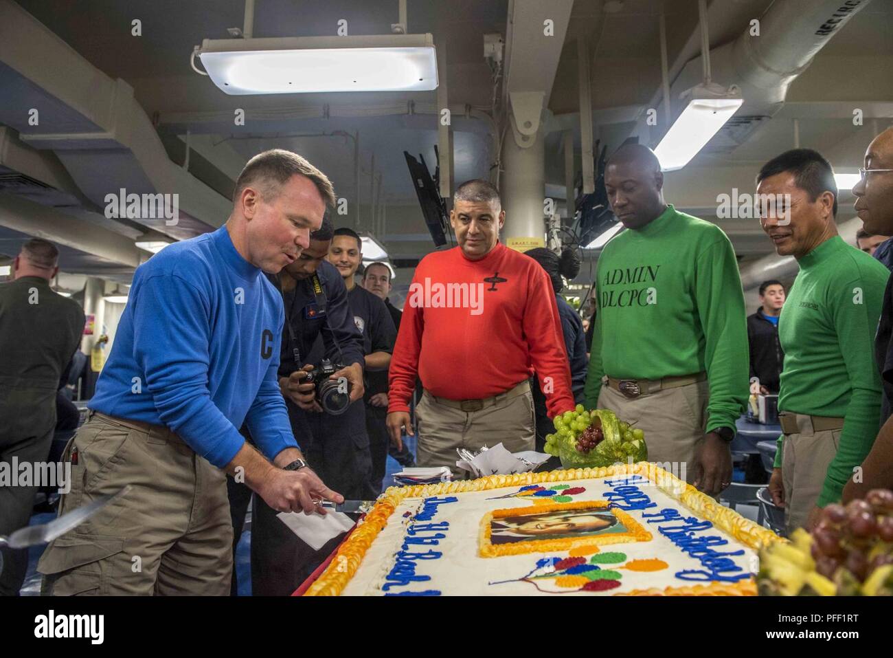 Atlantischer Ozean (12. Juni 2018) Die Crew der Flugzeugträger USS George H.W. Bush (CVN 77) Der 41. Präsident George Bushs H.W Geburtstag ehren, indem Sie einen Kuchen schneiden Zeremonie in der aft Chaos Decks. Präsident Bush wird 94 Am 12. Juni 2018. Das Schiff ist im Gange, die Durchführung von routinemäßigen Übungen Träger bereit zu halten. Stockfoto