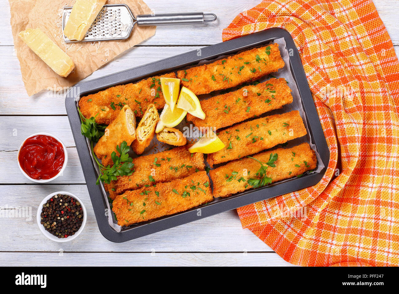 Lecker Knusprig paniert Gebackene Hackfleisch Huhn ganz und halbiert, in Auflaufform, hausgemachte Tomaten Salsa, Käse und reibe auf weißem Woode Stockfoto