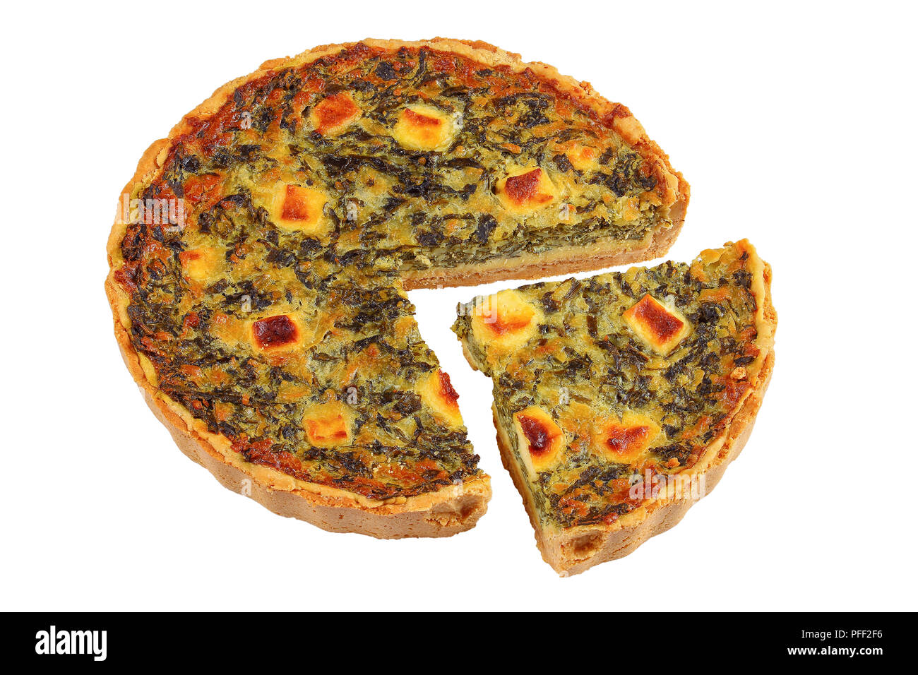 Herzhafte tart der reichen Eierstich mit Spinat und Käse mit ausgeschnittenen eine Scheibe auf weißem Hintergrund, Ansicht von oben, close-up Stockfoto