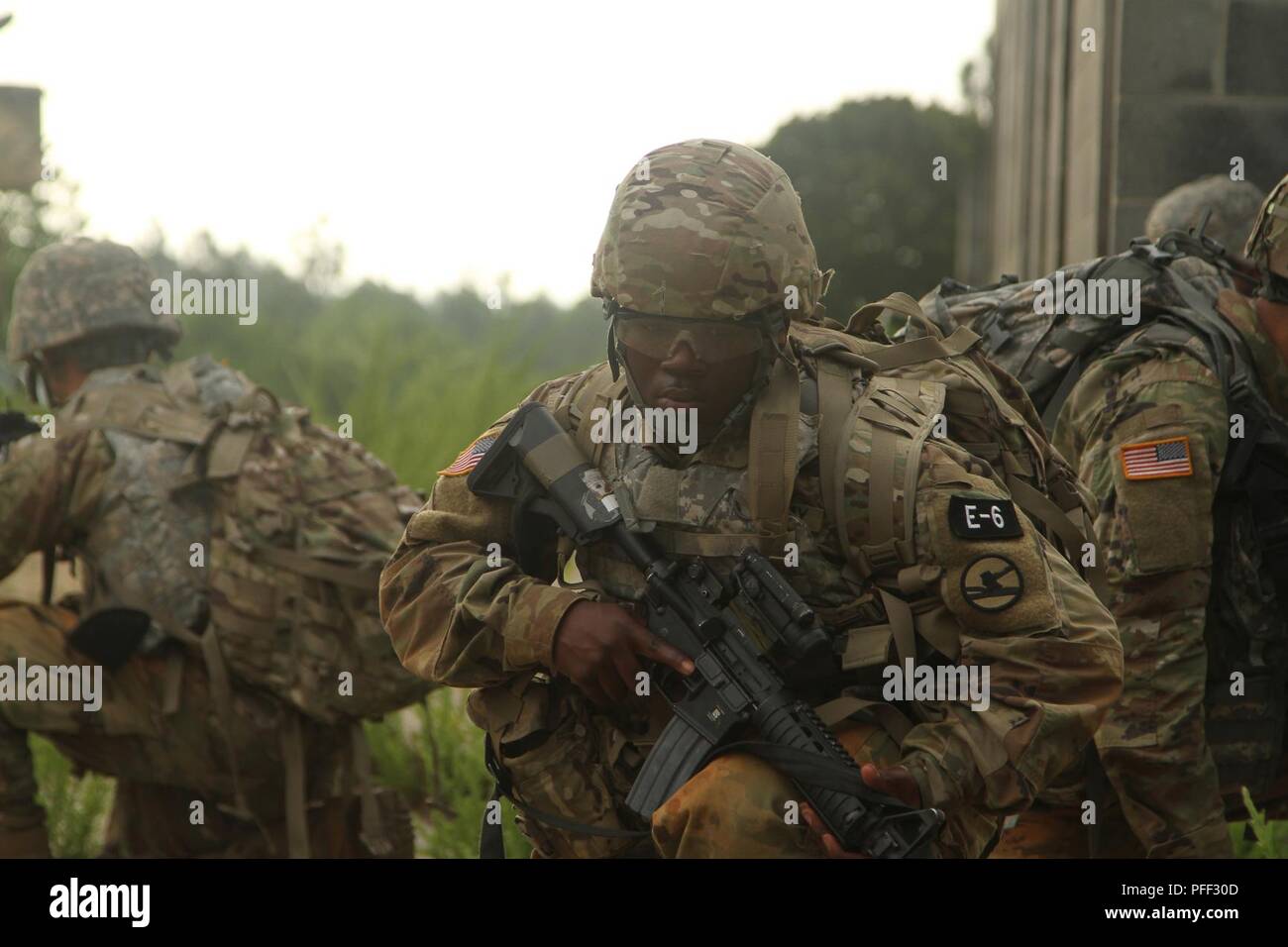 U.S. Army Reserve Pfc. Ladarius Smith, ein Human Resources Specialist von Lapine, Alabama, mit dem Sitz, Golf Division, 84th Ausbildung Befehl (Bereitschaft), die Arbeit mit seiner Gruppe den Bereich 68 Ausbildung Event bei der US-Army Reserve 2018 besten Krieger Wettbewerb in Fort Bragg, North Carolina, 13. Juni 2018 abzuschließen. Us-Armee Reservisten konkurrieren alle Tag und in die Nacht, sich auf jeden Fall während der 6-tägigen 2018 U.S. Army Reserve Bester Krieger Wettbewerb. Stockfoto
