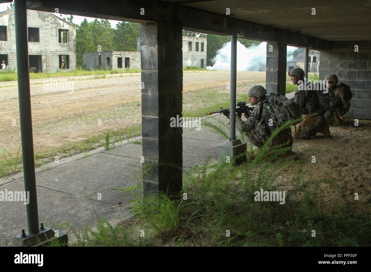 U.S. Army Reserve SPC. Darren Odell, ein petroleumversorgung Spezialist von Carbondale, Illinois, mit Trennung 3, Charlie Company, 1st Battalion, 398Th Infantry Regiment, 98th Abteilung Weiterbildung (erster Eintrag), 108 Ausbildung Befehl (IET), SPC. Morgan Figgs, ein Healthcare Spezialist von Middletown, Ohio, mit der 424Th multifunktionale Medizinische Bataillon, 3. Medizinischen Befehl (Support) und Pfc. Kole Nelson, ein Spezialist von Sparta, Wisconsin, mit die 88 Bereitschaft, gemeinsam die Reichweite 68 Ausbildung Event bei der US-Army Reserve 2018 abgeschlossen werden. Stockfoto