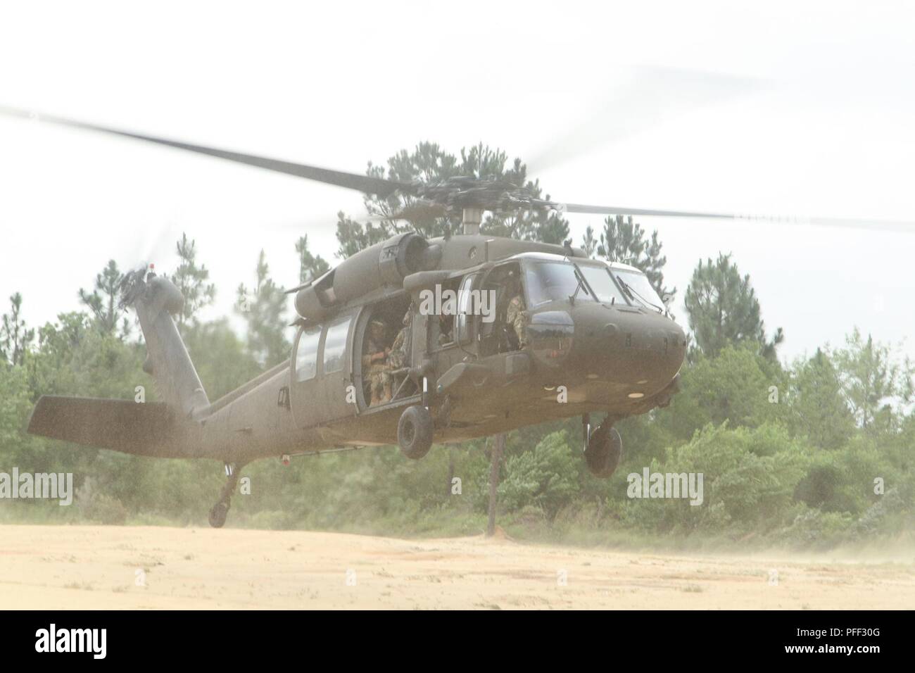 U.S. Army Reserve Bester Krieger Wettbewerber sind auf den Bereich 68 Schulungsveranstaltung von Blackhawk Hubschrauber der US-Army Reserve 2018 besten Krieger Wettbewerb in Fort Bragg, North Carolina, 13. Juni 2018 transportiert. Us-Armee Reservisten konkurrieren alle Tag und in die Nacht, sich auf jeden Fall während der 6-tägigen 2018 U.S. Army Reserve Bester Krieger Wettbewerb. Stockfoto