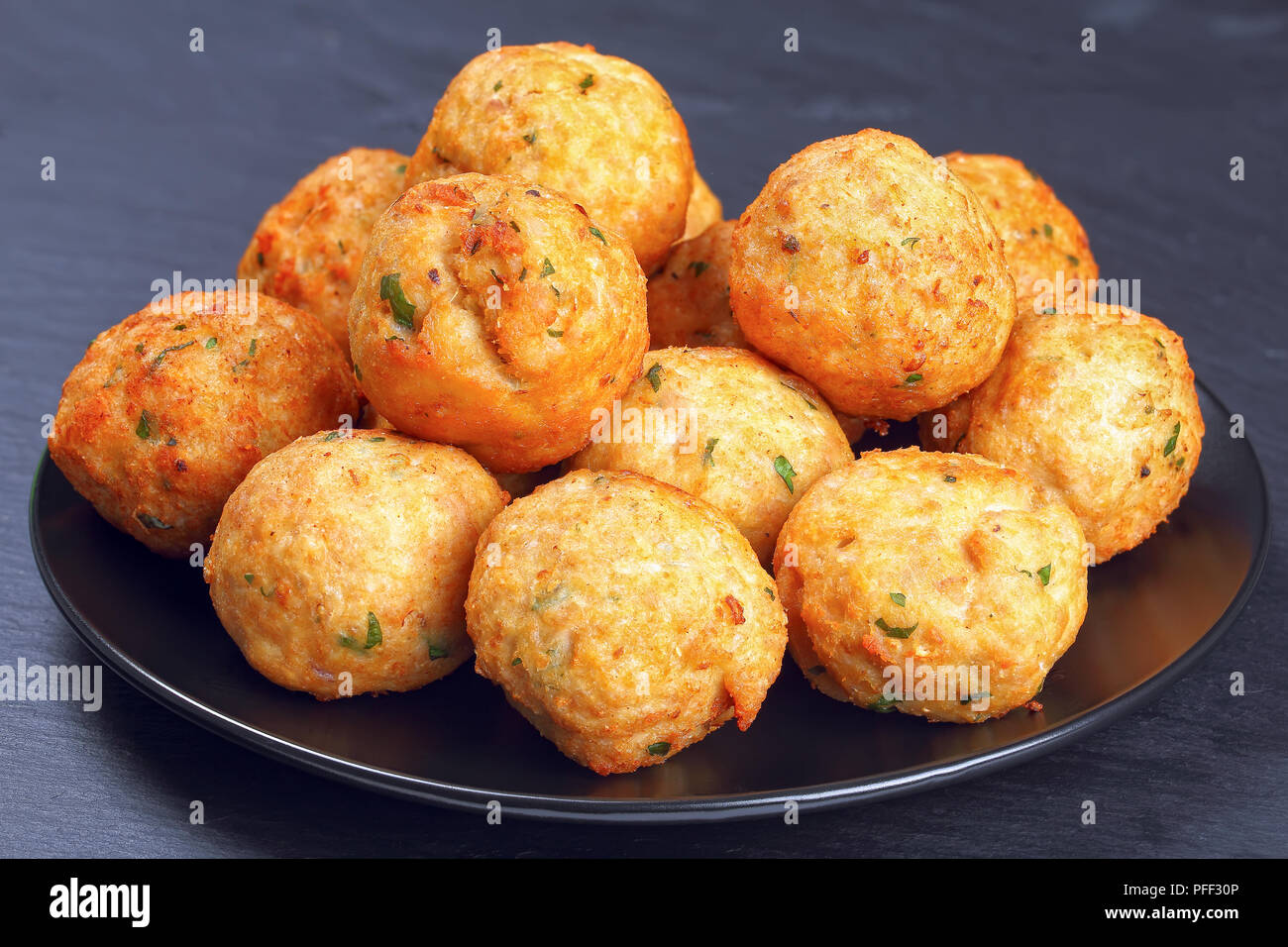 Köstliche Türkei Frikadellen aus Hackfleisch, Semmelbrösel, Gewürzen und Petersilie auf schwarze Platte auf dunklem Stein Fach, klassisches Rezept, Nahaufnahme, Ansicht von vorne Stockfoto