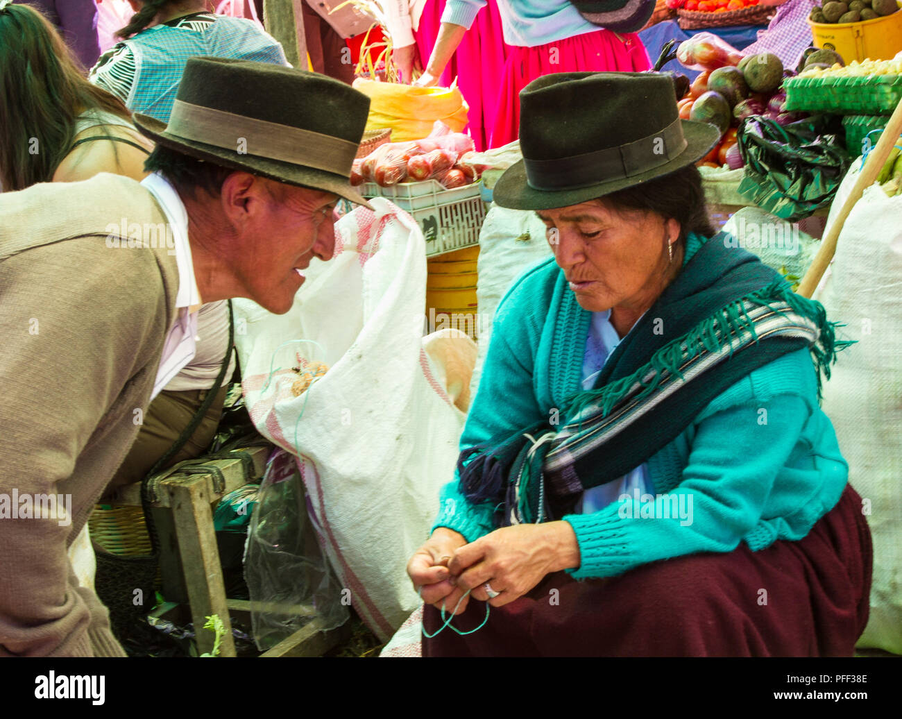 Cuenca, Ecuador/Dec 30, 2012: Mann spricht mit widerstrebenden Frau im Markt Stockfoto